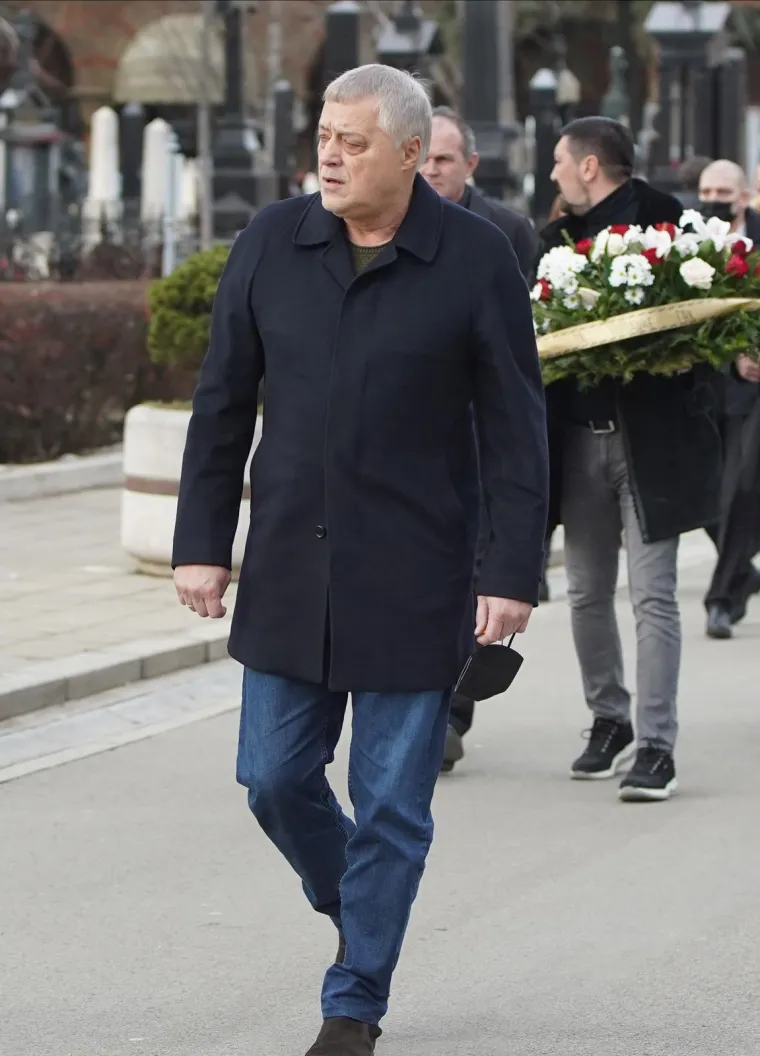 Estradna i politička krema na sprovodu Vučićeve bivše supruge: Pojavili se Karleuša, ali i Vojislav Šešelj