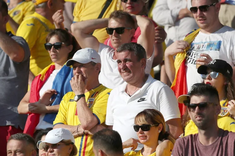 LEGENDE GLEDAJU SUSRET HRVATSKE I RUMUNJSKE: Hagi, Šuker, Costacurta i ostali uživali u sjajnom otvaranju