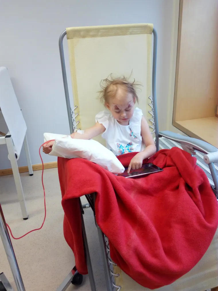 Maja Petrović iz Zagreba bori se sa zloćudnim neuroblastomom. Nakon liječenja u KBCu Zagreb, gdje su joj odstranili jedan bubreg, Maja je liječenje nastavila u jednoj klinici u Muenchenu.