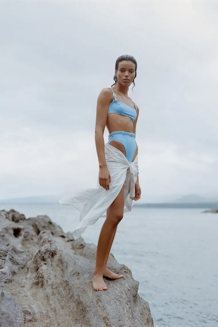 Boja i modela k'o u priči, ali teško ćete se ovdje fokusirati na bikinije