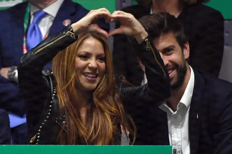 Podsjetimo, kad je Shakira 2010. godine stigla u Madrid snimiti spot za &quot;Waka-waka&quot;, nije ni slutila da će tamo upoznati ljubav svog života. Pique je u jednom intervjuu prije nekoliko godina ispričao što se točno dogodilo:  &quot;Sve je započelo tako što sam joj poslao poruku u kojoj sam je pitao kakva je situacija u Južnoafričkoj Republici. Znao sam da je ona već ondje, a ja sam taman dolazio. To je bilo tipično blesavo pitanje. Kasnije sam joj napisao da moramo doći do finala svjetskog prvenstva kako bih je ponovno vidio jer sam znao da će nastupiti na zatvaranju&quot;, priznao je nogometaš.