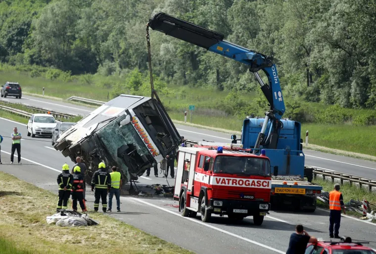 Pogledajte stravične prizore s A3: Počelo izvlačenje autobusa, Golf je smrskan kao limenka