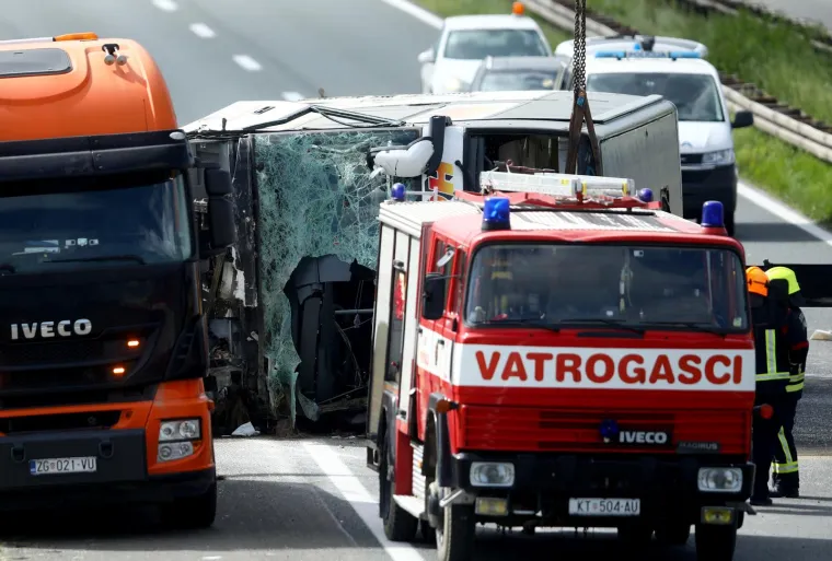 Pogledajte stravične prizore s A3: Počelo izvlačenje autobusa, Golf je smrskan kao limenka