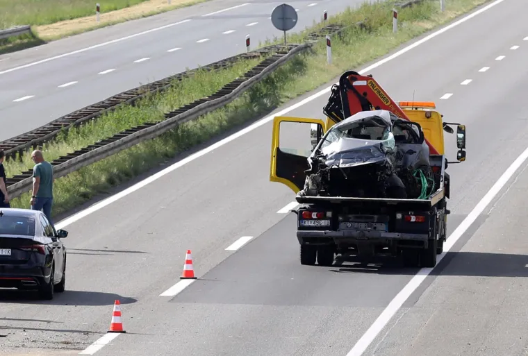Pogledajte stravične prizore s A3: Počelo izvlačenje autobusa, Golf je smrskan kao limenka