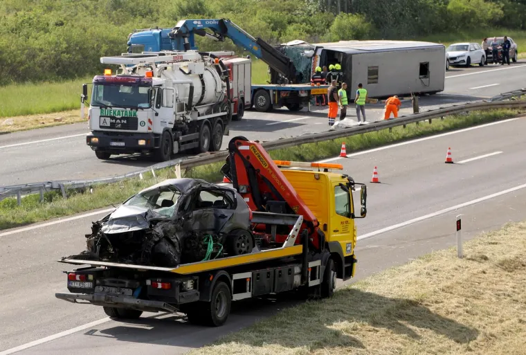 Pogledajte stravične prizore s A3: Počelo izvlačenje autobusa, Golf je smrskan kao limenka