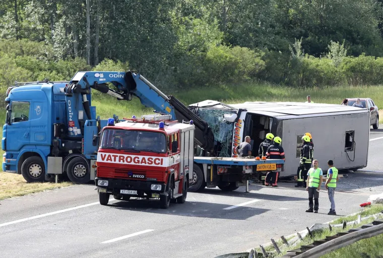 Pogledajte stravične prizore s A3: Počelo izvlačenje autobusa, Golf je smrskan kao limenka