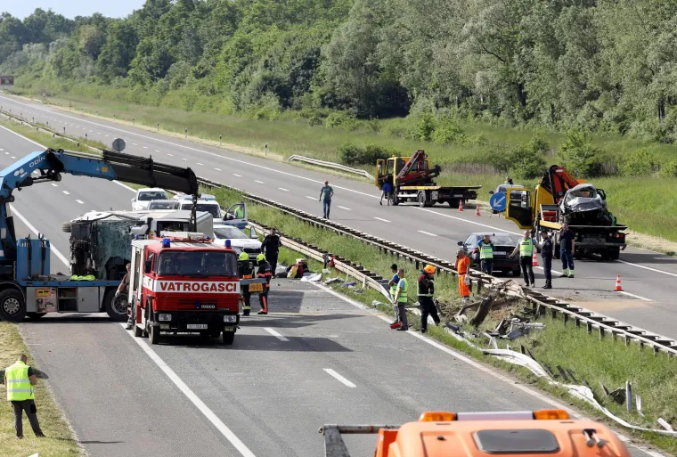 Pogledajte stravične prizore s A3: Počelo izvlačenje autobusa, Golf je smrskan kao limenka