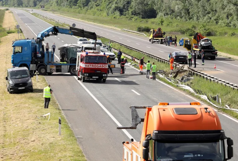 Pogledajte stravične prizore s A3: Počelo izvlačenje autobusa, Golf je smrskan kao limenka