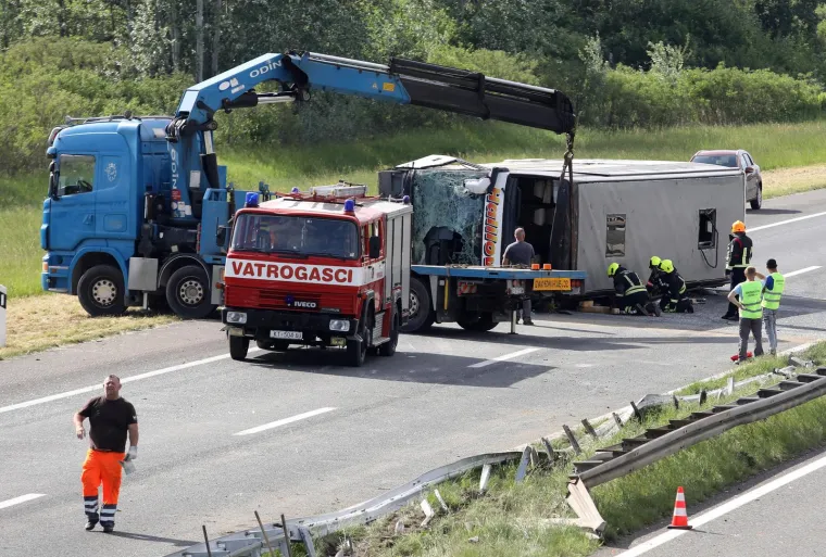 Pogledajte stravične prizore s A3: Počelo izvlačenje autobusa, Golf je smrskan kao limenka