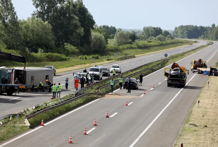 Pogledajte stravične prizore s A3: Počelo izvlačenje autobusa, Golf je smrskan kao limenka