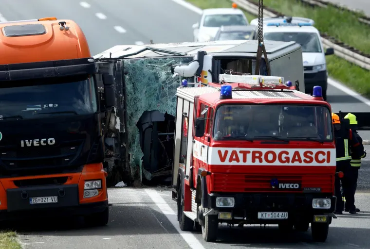 Pogledajte stravične prizore s A3: Počelo izvlačenje autobusa, Golf je smrskan kao limenka