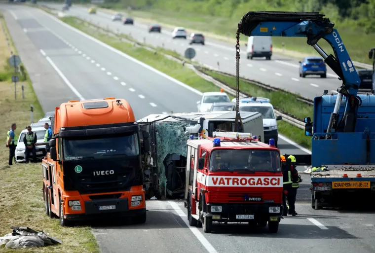 Pogledajte stravične prizore s A3: Počelo izvlačenje autobusa, Golf je smrskan kao limenka