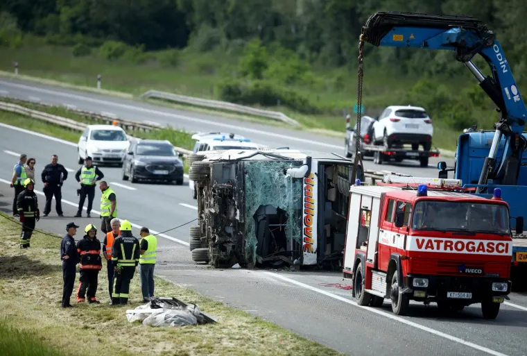 Pogledajte stravične prizore s A3: Počelo izvlačenje autobusa, Golf je smrskan kao limenka