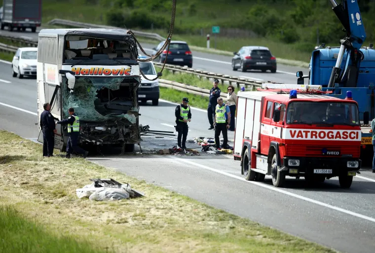 Pogledajte stravične prizore s A3: Počelo izvlačenje autobusa, Golf je smrskan kao limenka
