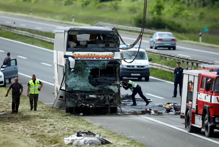 Pogledajte stravične prizore s A3: Počelo izvlačenje autobusa, Golf je smrskan kao limenka