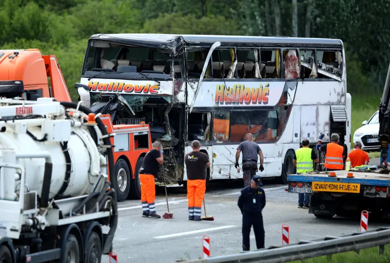 Pogledajte stravične prizore s A3: Počelo izvlačenje autobusa, Golf je smrskan kao limenka