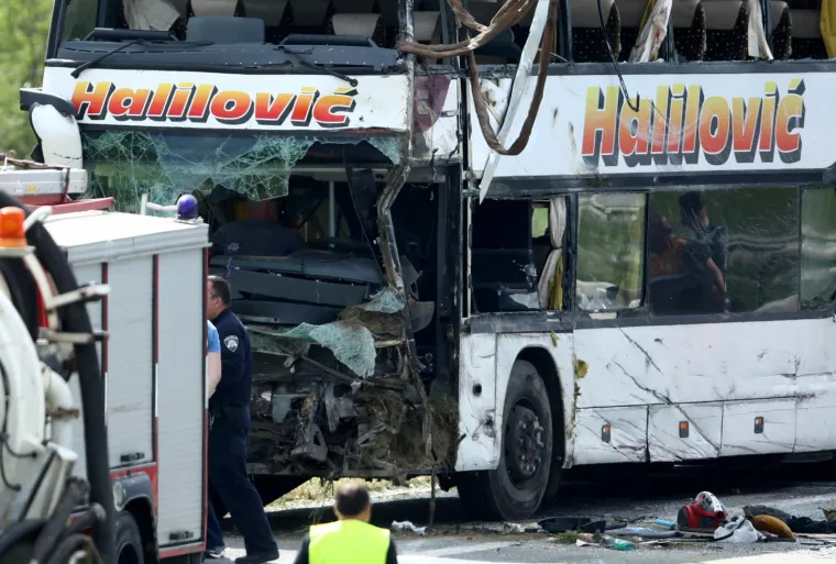 Pogledajte stravične prizore s A3: Počelo izvlačenje autobusa, Golf je smrskan kao limenka