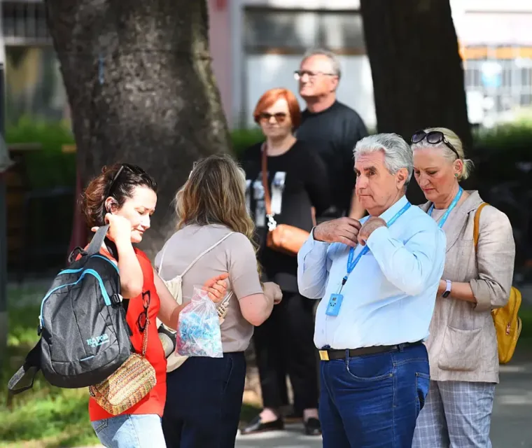 Jedna je djevojka uskom haljinom iznad koljena osvojila špicu
