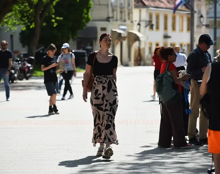 Jedna je djevojka uskom haljinom iznad koljena osvojila špicu