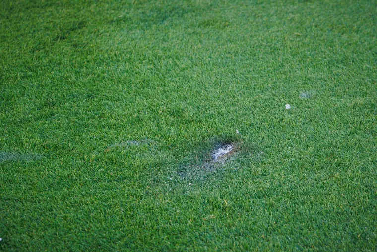 Travnjak Poljuda uni&scaron;ten u bakljadi: Pogledajte kako izgleda teren nakon derbija