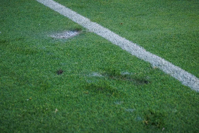 Travnjak Poljuda uni&scaron;ten u bakljadi: Pogledajte kako izgleda teren nakon derbija