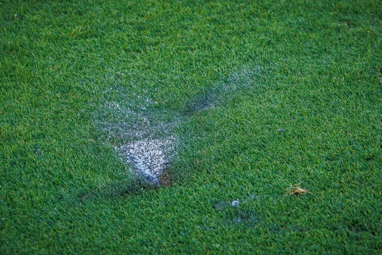 Travnjak Poljuda uni&scaron;ten u bakljadi: Pogledajte kako izgleda teren nakon derbija