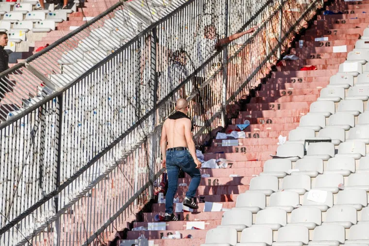 Travnjak Poljuda uni&scaron;ten u bakljadi: Pogledajte kako izgleda teren nakon derbija
