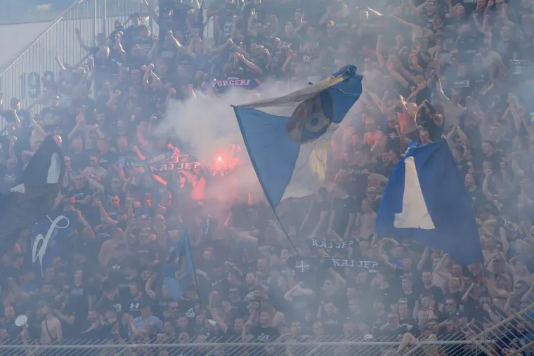 Travnjak Poljuda uni&scaron;ten u bakljadi: Pogledajte kako izgleda teren nakon derbija