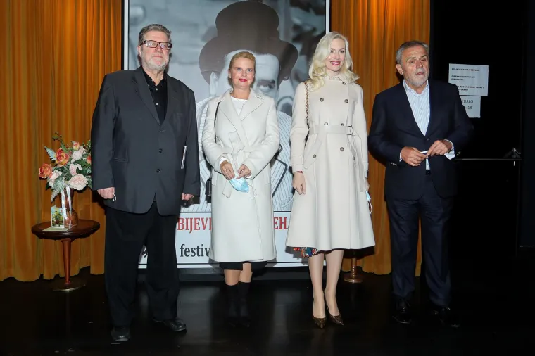 Natalija Prica, Milan Bandić, Milana Vuković Runjić i Zlatko Vitez na predstavi &quot;Gle, kako dan lijepo počinje&quot;.
