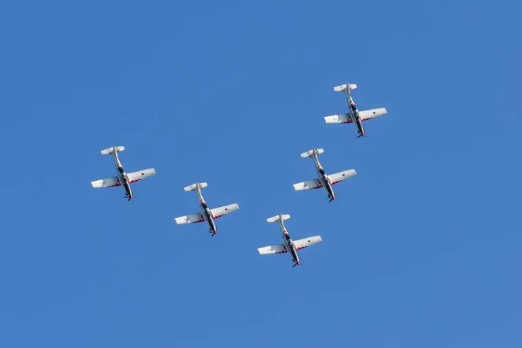 U Zrakoplovnoj bazi Zemunik predstavljen je novi letački program akrobatske skupine Krila oluje. Ova akrobatska grupa djeluje u sastavu Eskadrile aviona 93. zrakoplovne baze Hrvatskog ratnog zrakoplovstva i Protuzračne obrane u vojarni Zemunik.