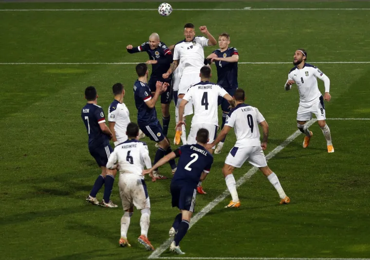 [FOTO] TRENUTAK KOJI JE ŠOKIRAO SRBIJU: Pogledajte prizore povijesne utakmice
