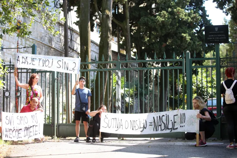SLUČAJ SILOVANJA I ZLOSTAVLJANJA ŠTIĆENIKA: Održali prosvjed ispred Doma za odgoj djece i mladeži u Puli