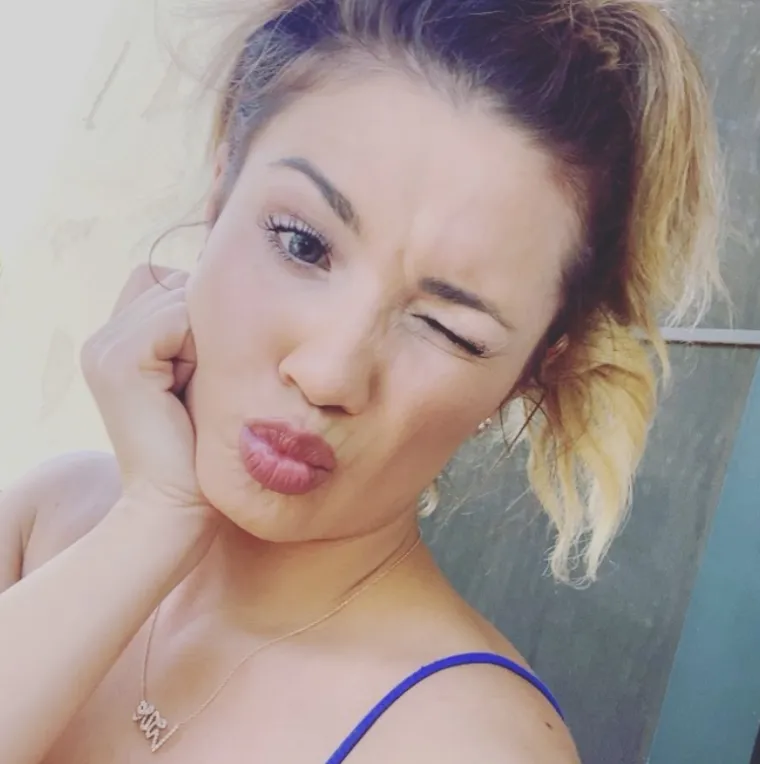 Podsjetimo, godine 2018. bivša dječja zvijezda Disney Channela pronađena je bez svijesti u svom domu na Hollywood Hillsu od predoziranja opijatima i fentanilom. Samo nekoliko tjedana prije objavila je pjesmu “Sober” u kojoj je pjevala o posrtanju nakon šest godina trijeznosti.