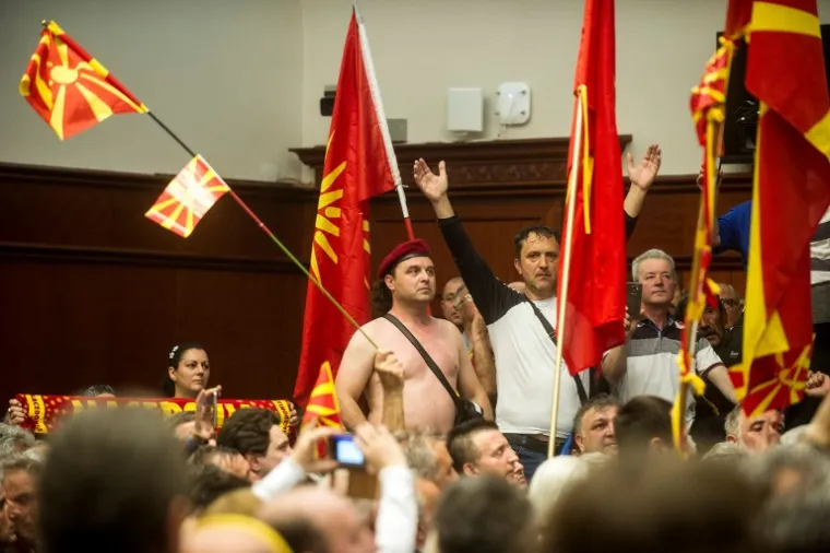 KAOS U SKOPLJU: Nasilje eskaliralo nakon što su bijesni prosvjednici upali u parlament, policija ih nije uspjela zadržati
