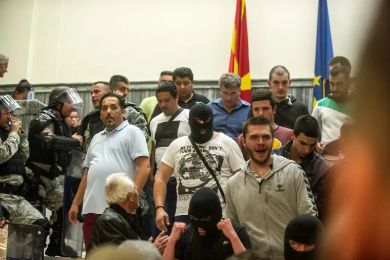 KAOS U SKOPLJU: Nasilje eskaliralo nakon što su bijesni prosvjednici upali u parlament, policija ih nije uspjela zadržati
