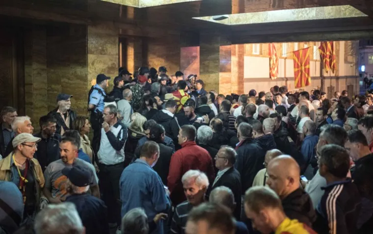 KAOS U SKOPLJU: Nasilje eskaliralo nakon što su bijesni prosvjednici upali u parlament, policija ih nije uspjela zadržati