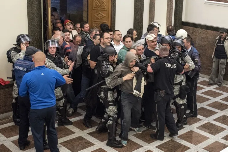 Policija pokušava zadržati prosvjednike koji silom žele ući u parlament u Skoplju.