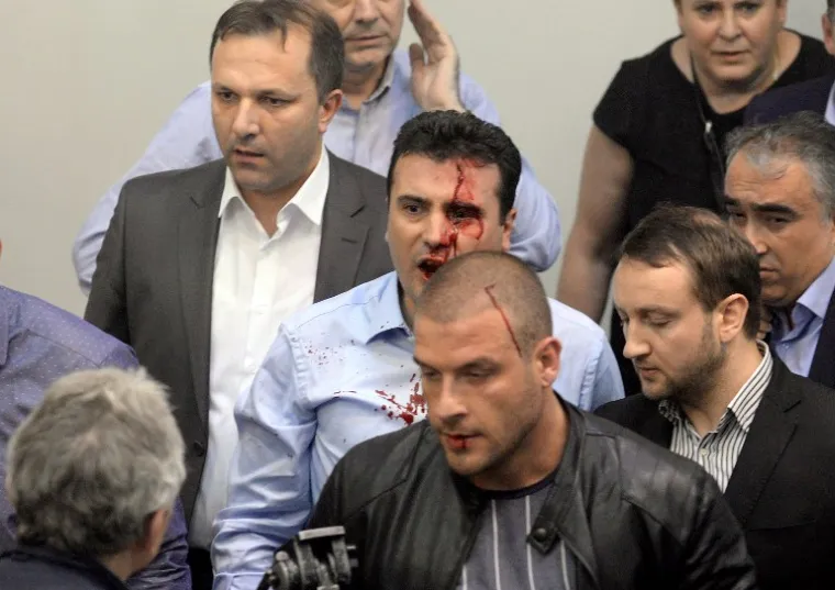 KAOS U SKOPLJU: Nasilje eskaliralo nakon što su bijesni prosvjednici upali u parlament, policija ih nije uspjela zadržati