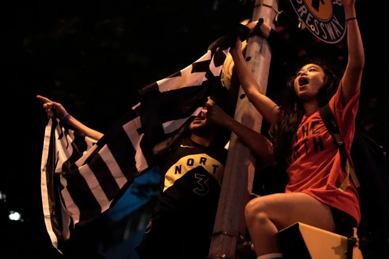 NEZAPAMĆENA LUDNICA U TORONTU: Pogledajte kako su navijači proslavili povijesni NBA naslov