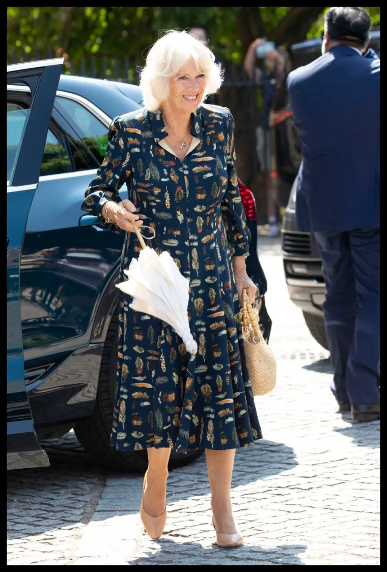 Tragična smrt princeze Diane obilježila je i njihovu vezu. Mnogi su je smatrali odgovornom za istu pa se par na neko vrijeme pritajio od očiju javnosti. Vezu su još neko vrijeme skrivali, a prvi put su se zajedno pojavili u javnosti na 50. rođendanu njezine sestre u hotelu Ritz u Londonu. Brak sa Charlesom je bio kontroverzno pitanje, s obzirom na to da su oboje bili razvedeni. Poseban je problem predstavljao Camillin razvod zato što je njen bivši suprug bio živ. Naime, Crkva Engleske, čiji poglavar Charles treba postati u budućnosti, nije priznavala razvod, te je u njenim očima Camilla bila još uvijek u braku sa svojim prvim mužem.