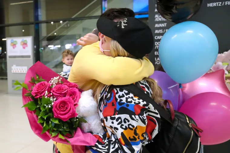 ALBINA ZASJALA BEZ IMALO ŠMINKE: Pjevačica se vratila iz Nizozemske, pogledajte što su joj priredili na aerodromu