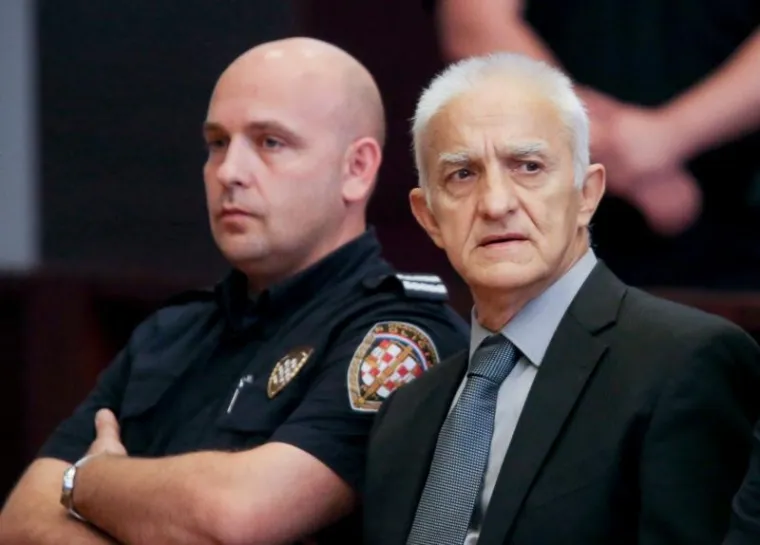 Uz velike mjere osiguranja i ogroman interes domaćih i stranih medija u velikoj sudnici splitskog Županijskog suda u utorak je počelo dugo očekivano suđenje Draganu Vasiljkoviću poznatijem kao kapetan Dragan