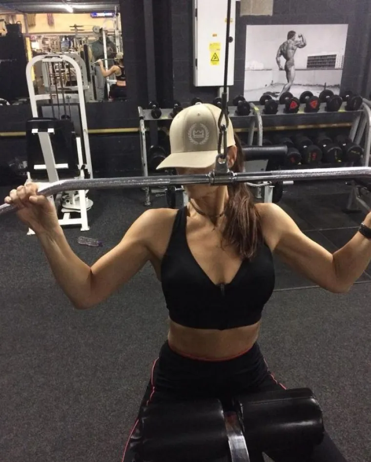 U siječnju 2019. je prestala piti i pušiti te se prijavila kod online fitness trenera, koji joj je držao treninge u njezinoj lokalnoj teretani. Osjećala se staro i samosvjesno kad je krenula, nije znala koliko sprava ima, ali je uskoro radila četiri sata tjedno, dva su se fokusirali na gornji dio tijela, a druga dva na donji.