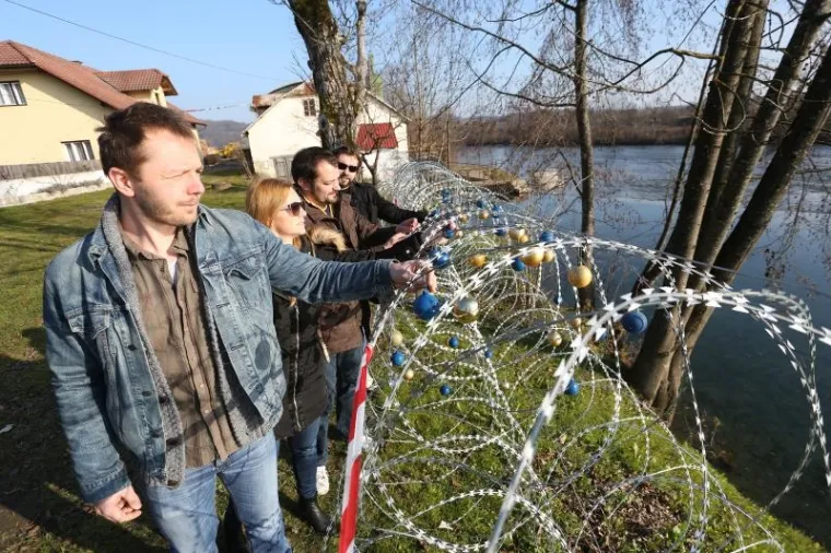Na inicijativu mladih stanovnika Bele Krajine ukrašena je žilet-žica uz rijeku Kupu. Žica je okićena plavim i zlatnim kuglicama koje su boje zastave Europske unije. Prve kuglice stavljene su na kupalištu kod Benetica u Vinici, a najavili su još takvih protesta protiv žice u Beloj Krajini.