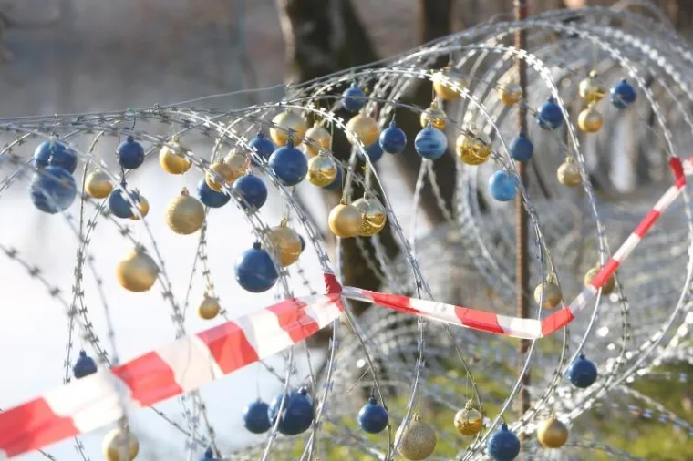 Na inicijativu mladih stanovnika Bele Krajine ukrašena je žilet-žica uz rijeku Kupu. Žica je okićena plavim i zlatnim kuglicama koje su boje zastave Europske unije. Prve kuglice stavljene su na kupalištu kod Benetica u Vinici, a najavili su još takvih protesta protiv žice u Beloj Krajini.