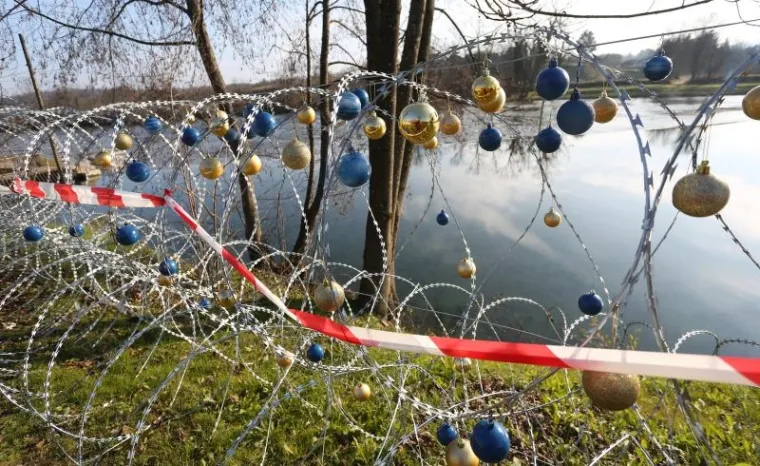 Na inicijativu mladih stanovnika Bele Krajine ukrašena je žilet-žica uz rijeku Kupu. Žica je okićena plavim i zlatnim kuglicama koje su boje zastave Europske unije. Prve kuglice stavljene su na kupalištu kod Benetica u Vinici, a najavili su još takvih protesta protiv žice u Beloj Krajini.