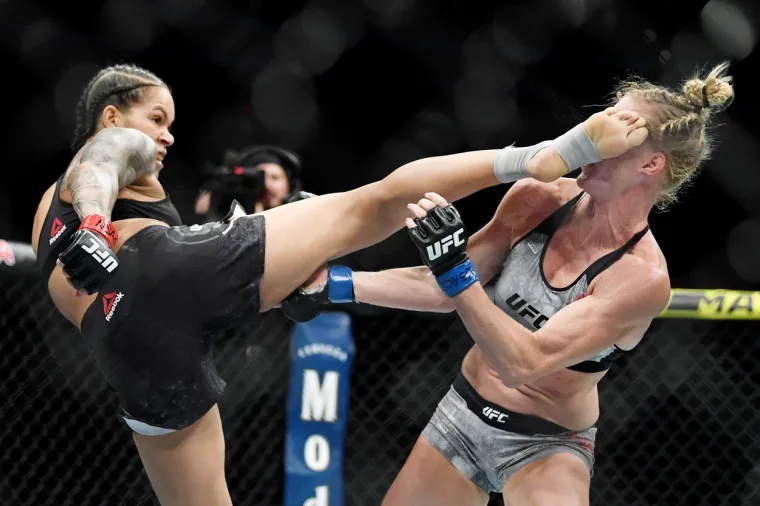 NAKON OVAKVOG NOKAUTA MOGLA SE SAMO NAKLONITI PUBLICI: Amanda Nunes dokazala je da je najveća borkinja svih vremena