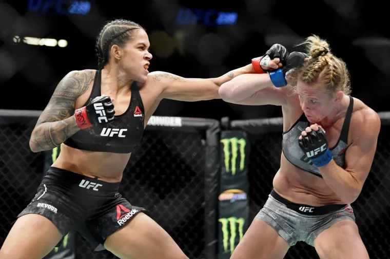 NAKON OVAKVOG NOKAUTA MOGLA SE SAMO NAKLONITI PUBLICI: Amanda Nunes dokazala je da je najveća borkinja svih vremena
