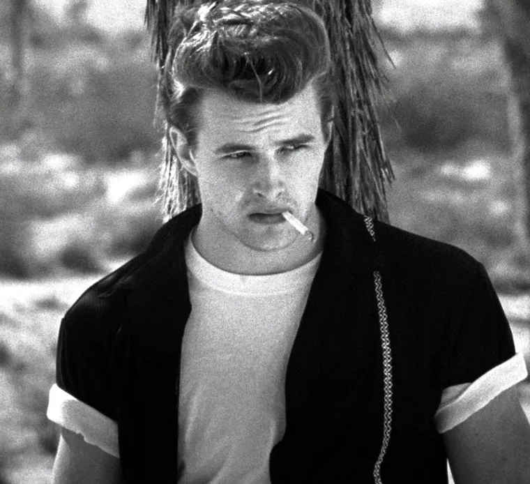 U knjizi &quot;James Dean: Sutra nikad ne dolazi&quot; obavljenoj 2016. godine, autori navode da su James Dean i jedan od najboljih glumaca svih vremena, Marlon Brando, bili u ljubavnoj vezi.