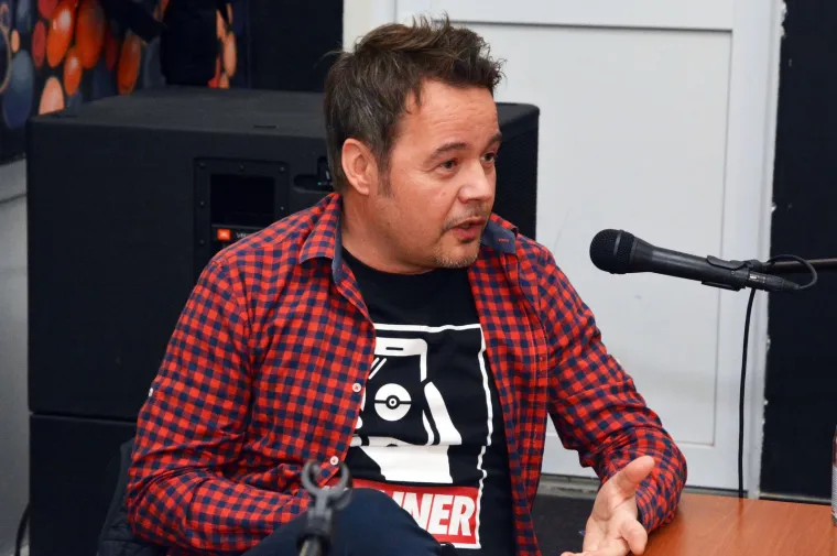  &quot;Crkva je servis duše&quot;, barem ako pitate poznatog TV voditelja, Roberta Knjaza koji tvrdi kako mu je Bog pomogao kada je to najmanje zaslužio. &quot;Crkva je kao neki servis za dušu. Primjerice, kad se auto pokvari ili kompjuter slijedi panika i u roku pola sata ćeš naći nekoga da ti to popravi. Dok dušu i karakter svi često zanemarujemo. Dakle, meni crkva služi kao neki korektiv koji me podsjeti kakav bi zapravo trebao biti&quot;, dodaje. Prije 22 godine, Knjaz je izgubio svoju kćerkicu Antoniju, koja je preminula od karcinoma. O najtežim trenucima u životu Knjaz je progovorio u velikom intervjuu za Jutarnji list: &quot;Tješio sam se da moramo biti zahvalni i na te dvije i pol godine koliko je bila s nama, i da čovjek nikad ne zna - veće i dublje Božje planove. Ali nije lako nositi se s takvim gubitkom. Optimist sam cijeli život i to me spašava, ali teško si je protumačiti zašto nevino dijete mora umrijeti&quot;, priznao je tada otvoreno.